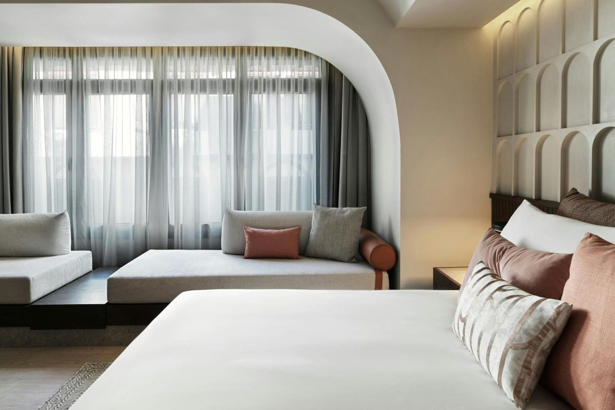 Deluxe Zimmer mit Kingsize-Bett, Schlafsofa und Stadtblick